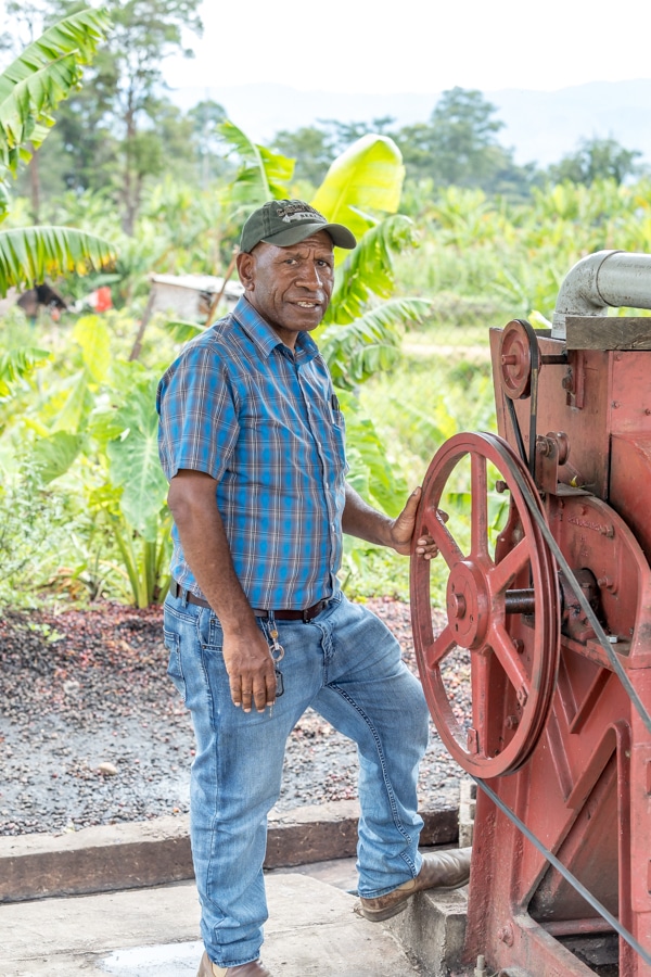 Moses Venapoe, an entrepreneur in Kabiufa, Eastern Highlands, Papua New Guinea, initiated the Riverside Coffee project.